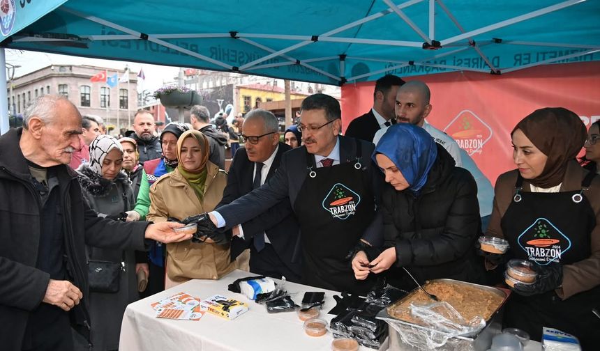 Trabzon’da 6 Şubat deprem şehitleri için helva ikramı