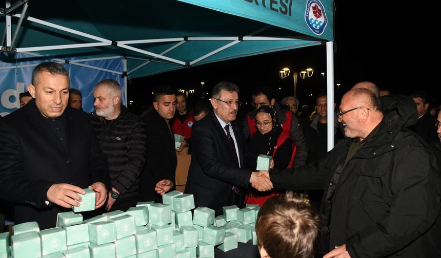 BAŞKAN GENÇ’TEN KADİR GECESİ’NDE KANDİL SİMİDİ İKRAMI