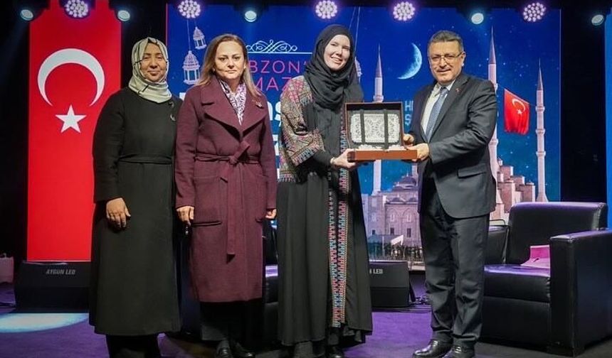 Kanadalı yazar Jenny Molendyk, nasıl din değiştirdiğini anlattı:  "MÜSLÜMANLIK BANA ALLAH’TAN BİR HEDİYE"