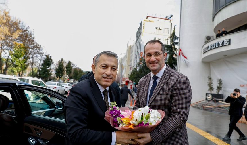 TRABZON VALİSİ TAHİR ŞAHİN’DEN AKÇAABAT BELEDİYESİNE ZİYARET