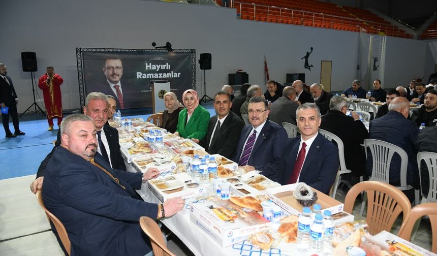 BAŞKAN GENÇ, YOMRA’DA GÖNÜL SOFRASINDA VATANDAŞLARLA BULUŞTU