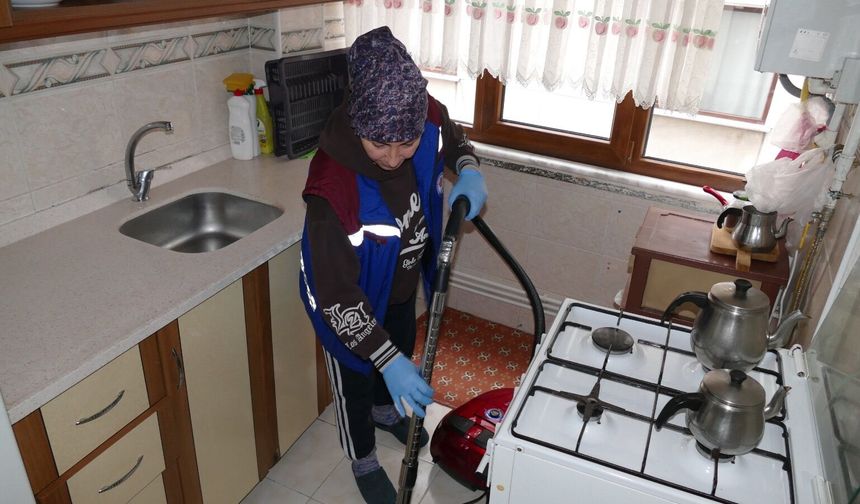 BÜYÜKŞEHİR'İN EVDE TEMİZLİK HİZMETİNDEN BİNLERCE VATANDAŞ YARARLANDI