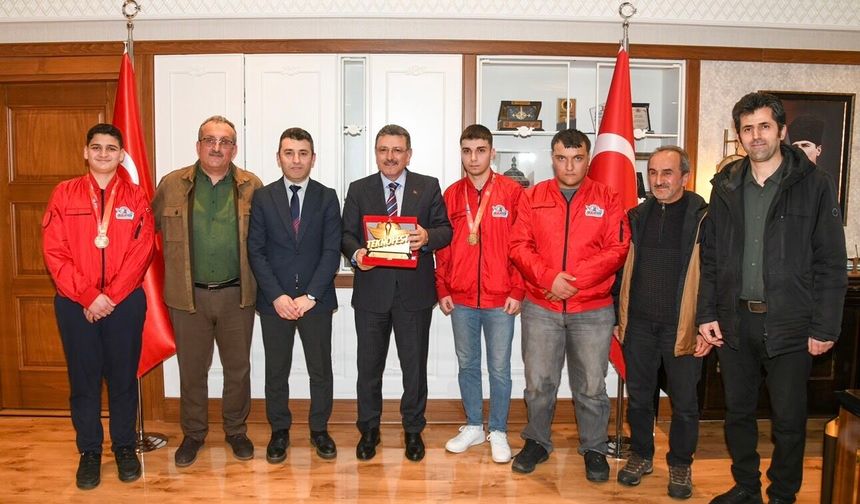 TEKNOFEST ŞAMPİYONLARINDAN BAŞKAN GENÇ’E ZİYARET