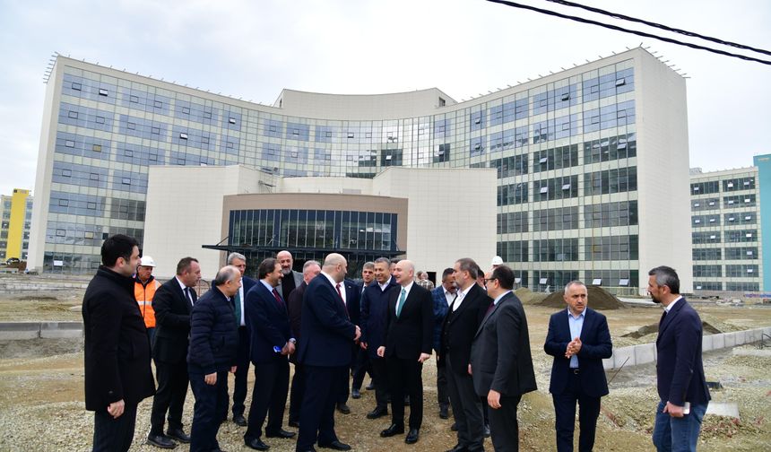 Adil Karaismailoğlu Trabzon Şehir Hastanesi’nde İncelemede Bulundu