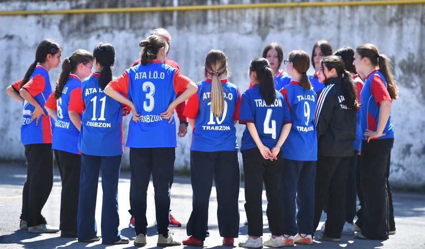 ORTAHİSAR BELEDİYESİ, FUTSAL ŞAMPİYONU ATA ORTAOKULU’NA MALZEME DESTEĞİ SAĞLADI