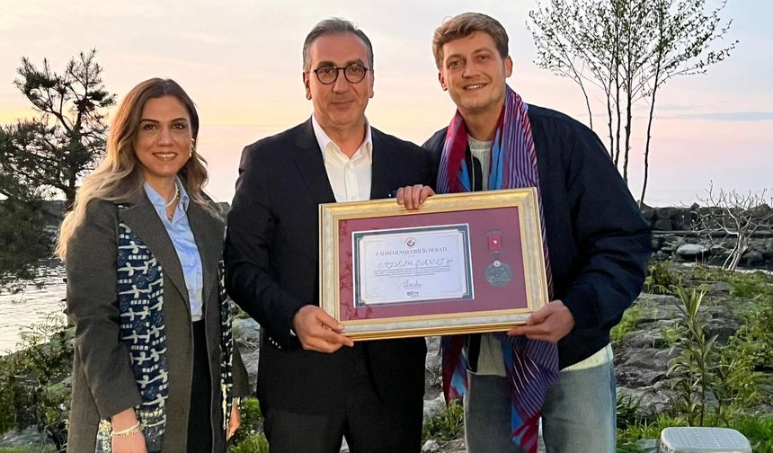 Burak Yörük ve Erdem Şanlı “Fahri Sürmeneli” Oldu