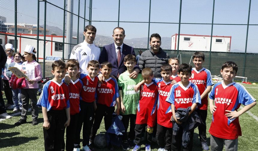 23 NİSAN FUTBOL ŞENLİĞİ’NDE BAŞKAN EKİM ÇOCUKLARIN YANINDAYDI, MAÇ HEYECANINA ORTAK OLDU
