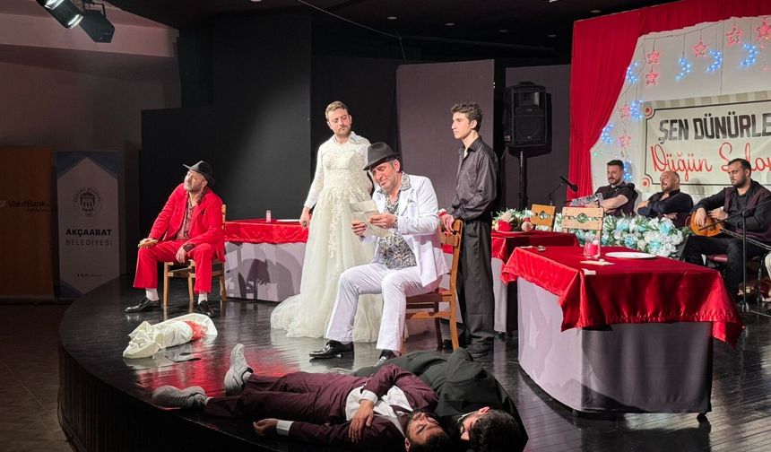 AKÇAABAT’TA TİYATRO GÜNLERİ COŞKUYLA SONA ERDİ