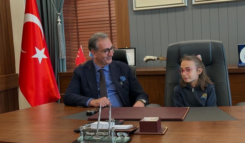 Başkan Azizoğlu Koltuğunu Minik Belinay Kol’a Devretti