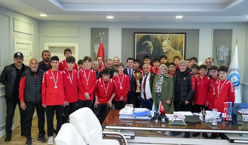 TÜRKİYE ŞAMPİYONU GENÇLER, BAŞKAN KAYA’YI ZİYARET ETTİ