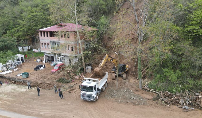 ORTAHİSAR BELEDİYESİ, KIRSAL MAHALLELERDE YAŞANAN HEYELANLARA MÜDAHALE ETTİ