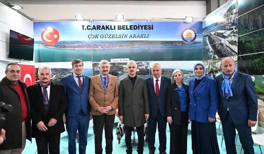 BAKAN URALOĞLU YEREL YÖNETİMLERİN STANTLARINI ZİYARET ETTİ