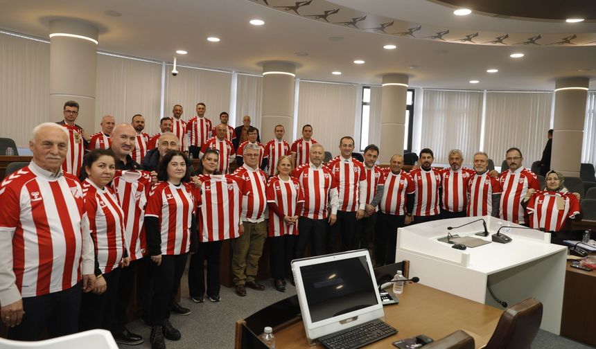 Şampiyonluk Gururu Meclis’te Paylaşıldı: Başkan Ekim’den Meclis Üyelerine Sebat Forması