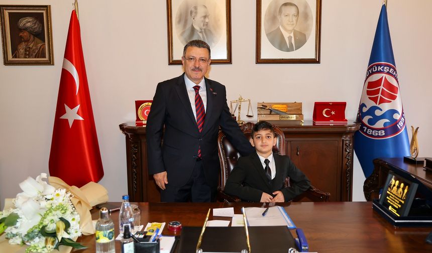 BAŞKAN GENÇ, KOLTUĞUNU MİNİK HAMZA’YA DEVRETTİ