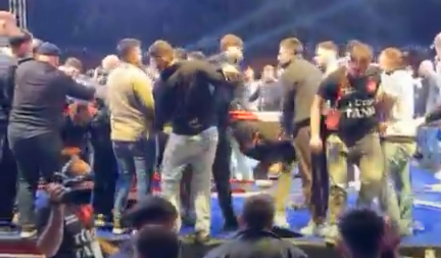 Trabzon’da boks maçında  Sandalyeler, yumruklar havada uçuştu...