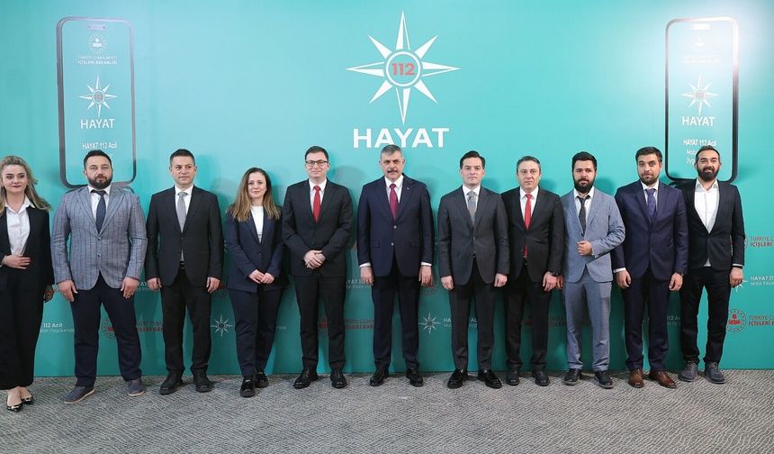 Bakan Çiftçi, HAYAT 112’nin Ekibini Sahnede Onurlandırdı