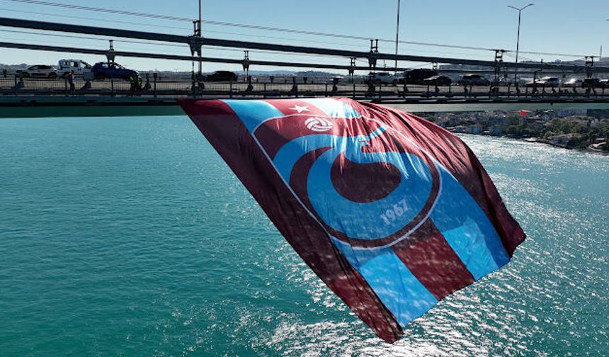 Trabzonspor bayrağı İstanbul Boğazı'nda