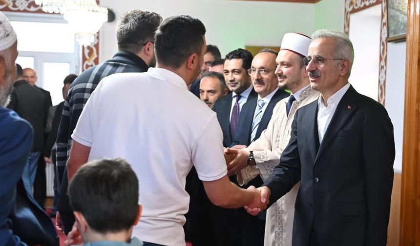 Bakan Abdulkadir Uraloğlu Bayram Namazını Babaocağında Kıldı