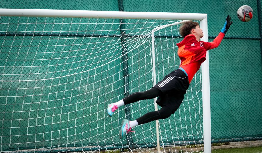 Trabzonlu Genç Kaleci Yağız Eren Karamahmutoğlu Dünya Futbolunun Yeni Yıldızı Olma Yolunda