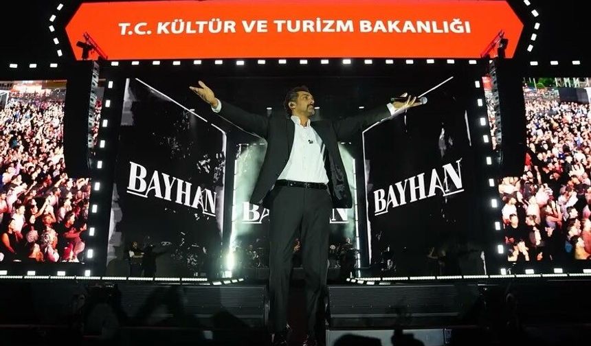 BAYHAN, A MİLLİ FUTBOL TAKIMI İÇİN HAZIRLADIĞI ŞARKIYI İLK KEZ TRABZON’DA SESLENDİRDİ