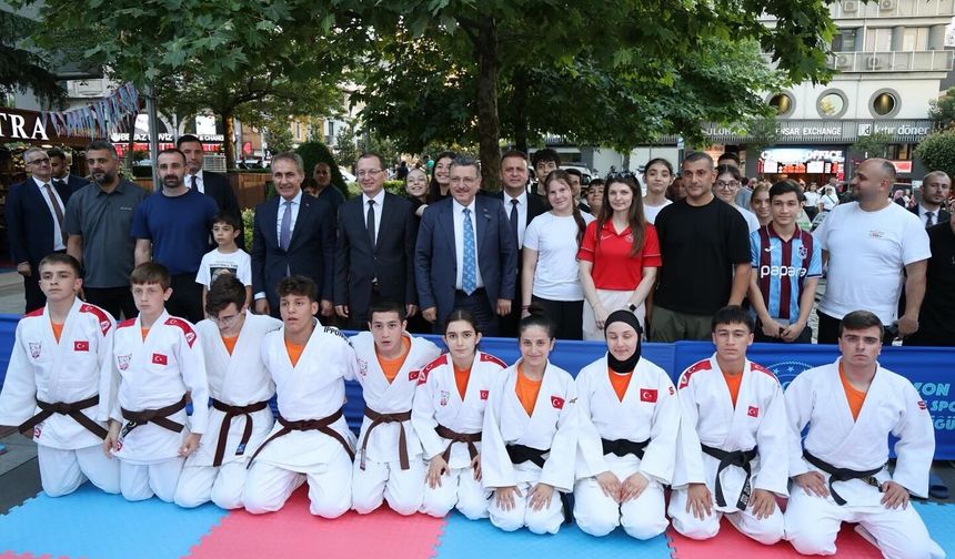 BAŞKAN GENÇ: “YAZ SPOR OKULLARIMIZLA ÇOCUKLARIMIZIN GELİŞİMİNE KATKI SAĞLIYORUZ”