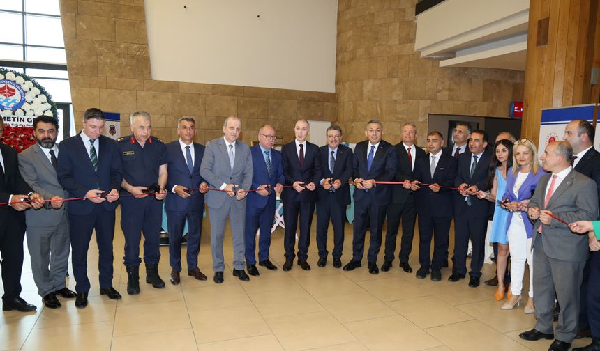 BAŞKAN GENÇ'TEN HÜKÜMLÜLERİN SANAT SERGİSİNE DESTEK