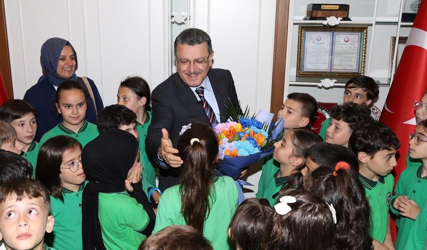 BAŞKAN GENÇ MİNİK MİSAFİRLERİNİ AĞIRLADI