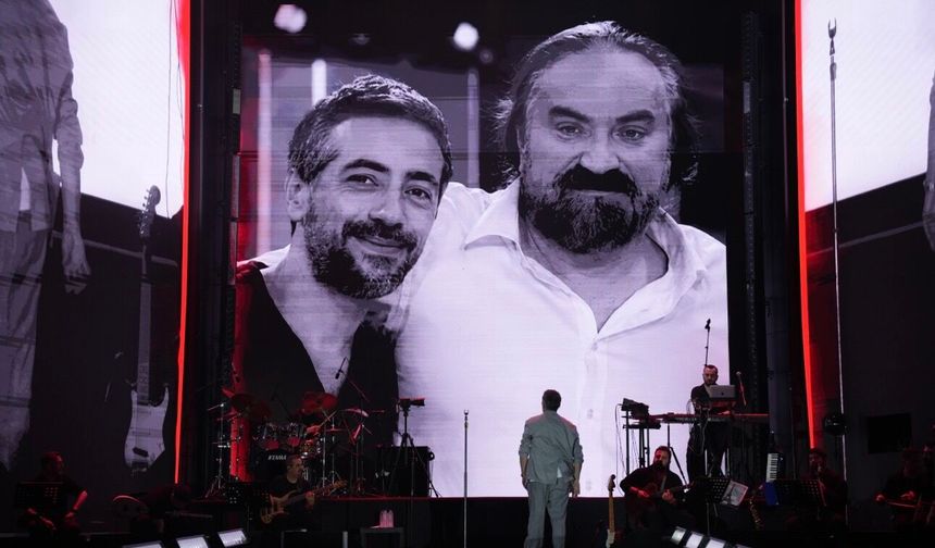 TRABZON KÜLTÜR YOLU FESTİVALİ'NDE RESUL DİNDAR’DAN KEMENÇE ŞOVU