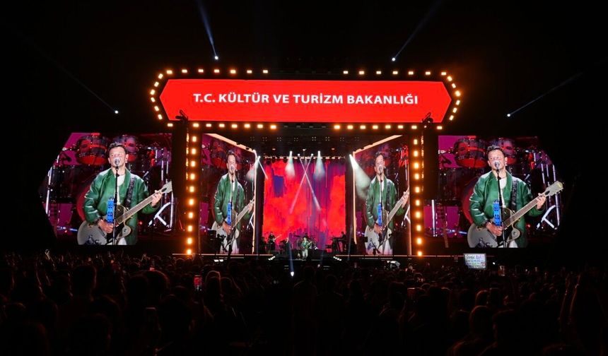BURAY TRABZONLU MÜZİKSEVERLERLE UNUTULMAZ BİR AKŞAMA İMZA ATTI