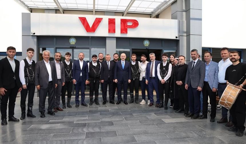 Trabzon’da AK Parti Hareketliliği! Teşkilat, havalimanında buluştu AK Parti Trabzon teşkilatı, memleketlerine gelen Trab