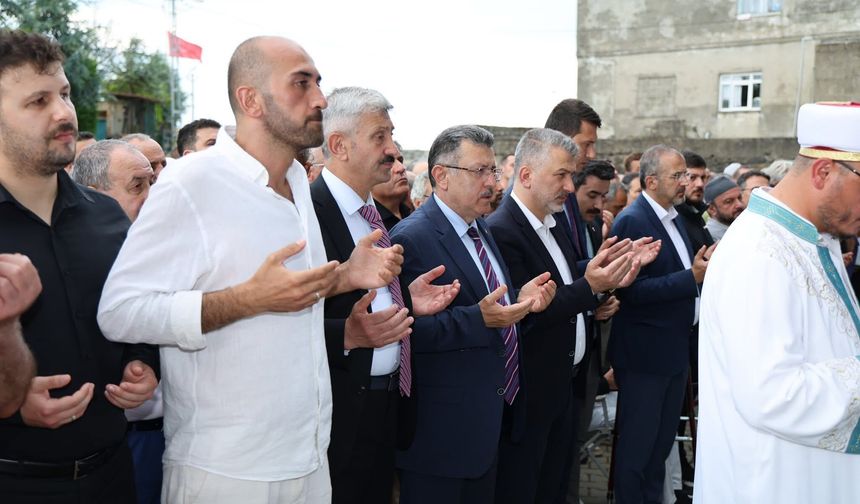 ARAKLI’NIN SEVİLEN İSMİ EKREM REİS’İ SEVENLERİ DUALARLA YOLCU ETTİ
