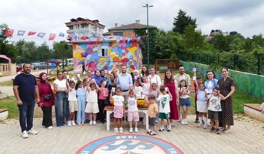 ÇİLEKLİ DÜŞLER KÖYÜ'NDE EBEVEYN-ÇOCUK ATÖLYESİ’NE YOĞUN İLGİ