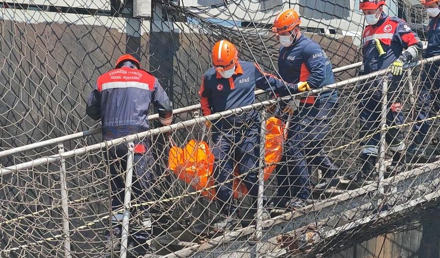 İHA SALDIRISI KURBANI DENİZCİNİN CENAZESİ TRABZON'DA İTFAİYECİLER TARAFINDAN GEMİDEN ÇIKARILDI