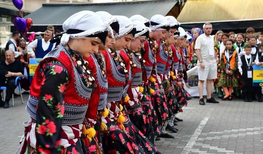 AKÇAABAT BELEDİYESİ HALK OYUNLARI EKİPLERİ TERME YAZ FESTİVALİ’NDE SAHNE ALDI