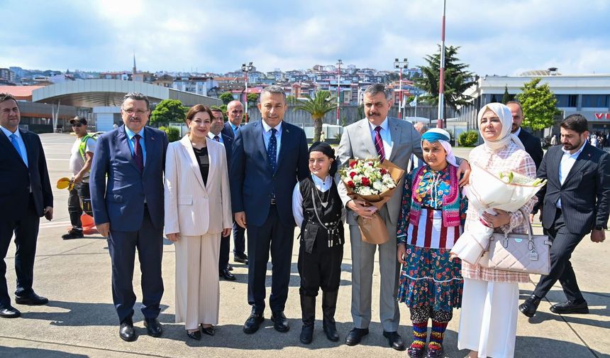 İçişleri Bakanı Mustafa Çiftçi, Trabzon Havalimanı’ndan Bayburt Programına Geçti