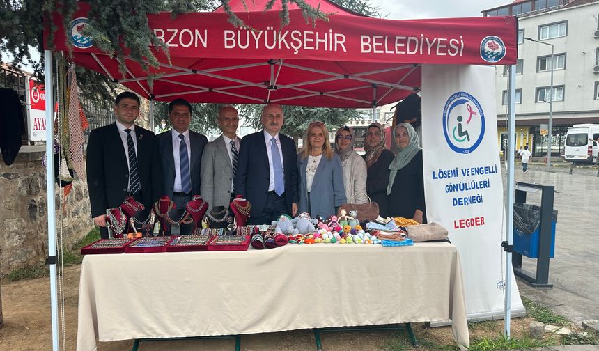 ADİL KARAİSMAİLOĞLU’NDAN AYASOFYA’DA ESNAF VE STANT ZİYARETİ