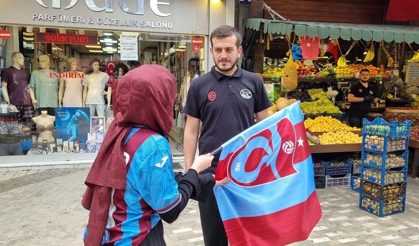 ORTAHİSAR’IN CADDELERİ, BORDO-MAVİ BAYRAKLARLA DONATILDI