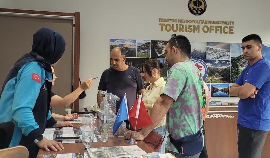 BÜYÜKŞEHİR'İN TURİZM OFİSLERİ TURİSTLERİN REHBERİ OLUYOR