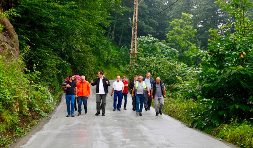BAŞKAN EKİM, KARAÇAYIR MAHALLESİ’NDE DEVAM EDEN KURU BETON YOL ÇALIŞMALARINI İNCELEDİ