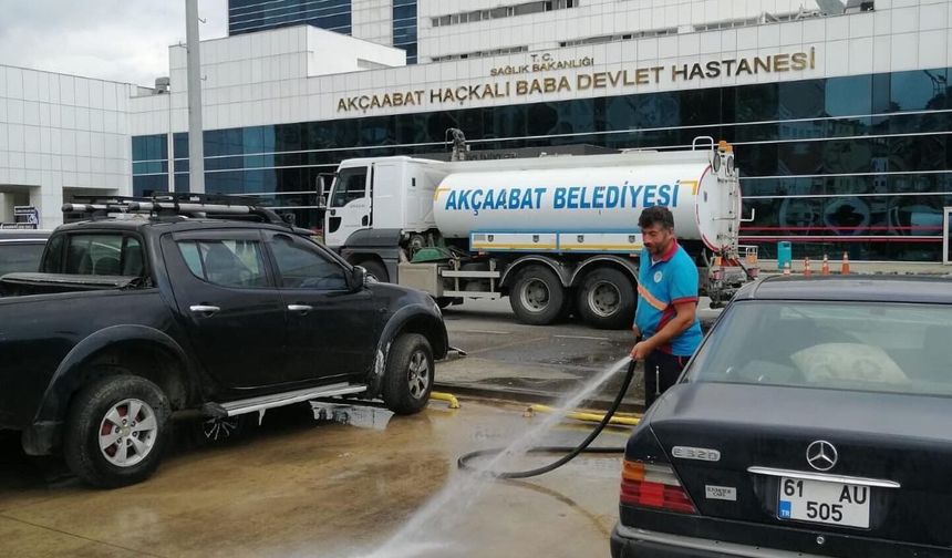 AKÇAABAT’TA TEMİZLİK MESAİSİ GECE GÜNDÜZ DEVAM EDİYOR
