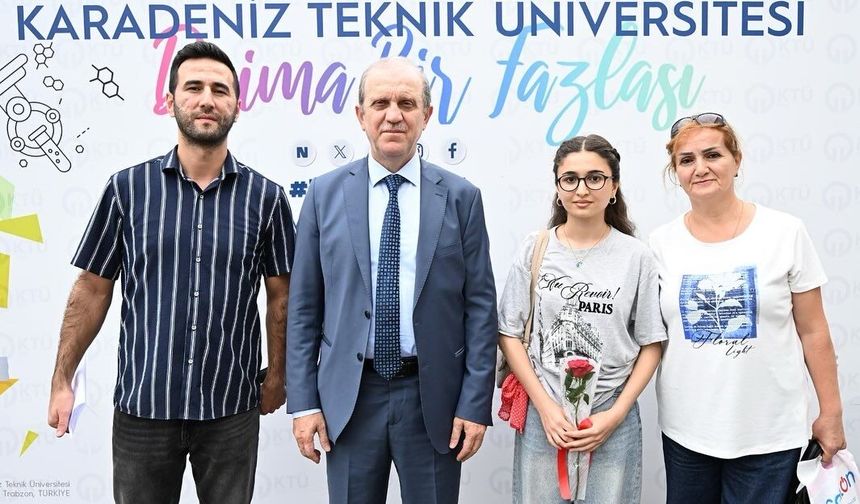 KTÜ’de Yeni Öğrenciler, Çiçeklerle Karşılandı