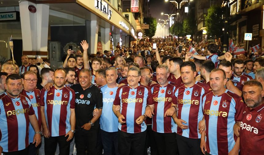 TRABZON’DA GÖRKEMLİ KUTLAMA: ŞEHİR BORDO-MAVİYE BÜRÜNDÜ