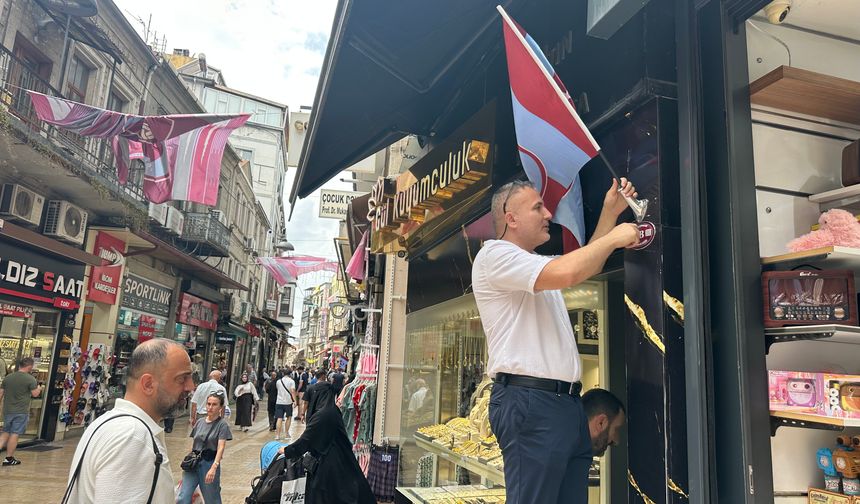 TRABZON SOKAKLARI SALAH İÇİN BORDO MAVİ OLDU