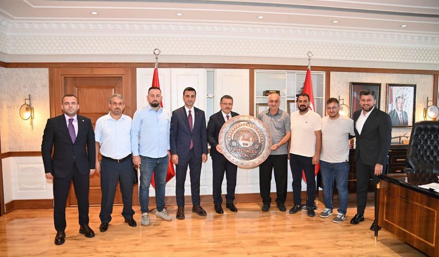 SÜRMENESPOR’DAN BAŞKAN GENÇ VE GENEL SEKRETER YARDIMCISI GÖKTAŞ’A ZİYARET