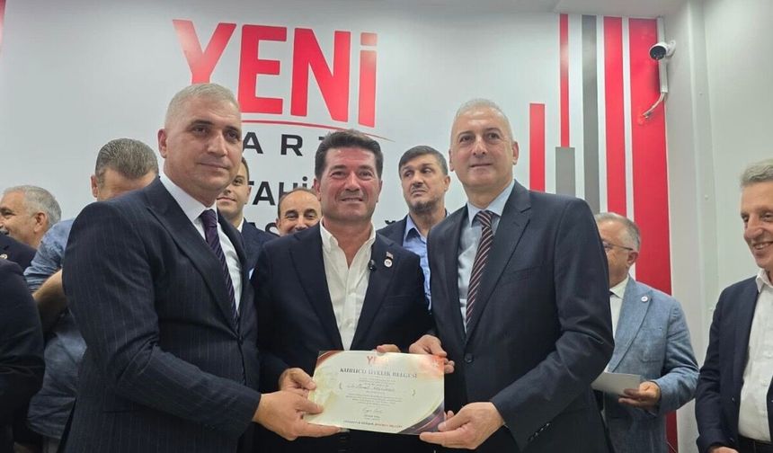 Başkan Ahmet Kaya, YENİ Parti'nin rozetini taktı
