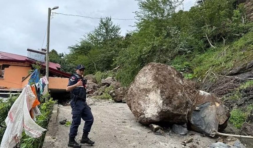 BEŞİKDÜZÜ’NDE HEYELAN: EVİN BİR KATI TOPRAK ALTINDA KALDI
