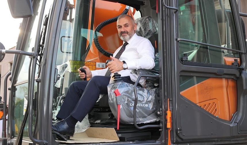 ARSİN BELEDİYESİ’NİN ARAÇ PARKINA 30 TONLUK EKSKAVATÖR