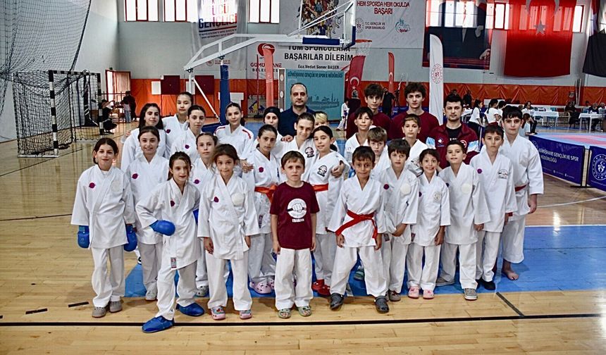Tatamiye Çıkan 1461 Fight Club Karatecilerinden Gümüşhane’de Madalya Yağmuru