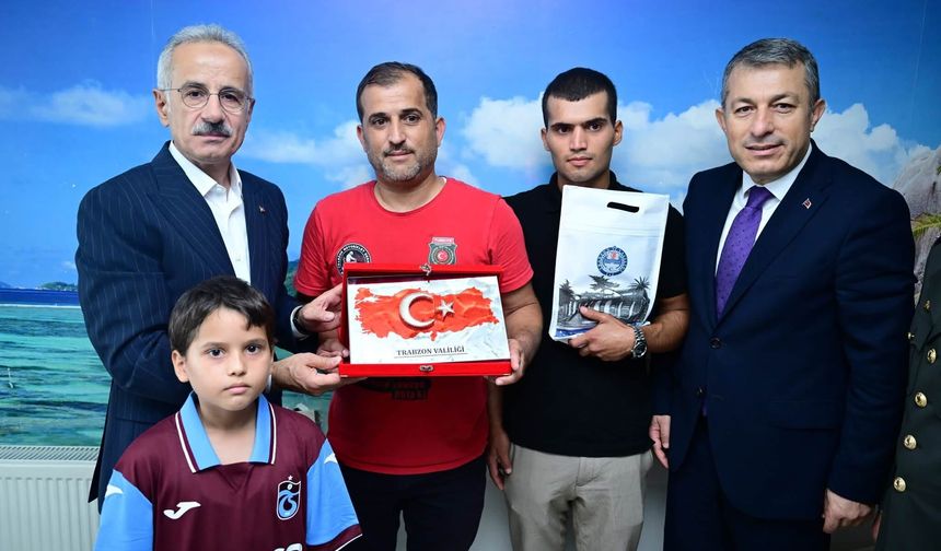 Bakan Uraloğlu Trabzon’da Gazi Sedat Bayrak’ı Evinde Ziyaret Etti