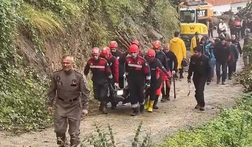 Trabzon’da toprak kayması! Toprak altında kalan vatandaştan acı haber